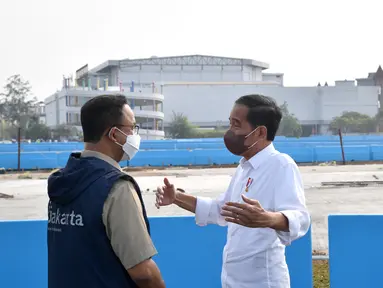 Presiden Joko Widodo berbincang dengan Gubernur DKI Jakarta saat meninjau lokasi sirkuit Formula E di Ancol, Jakarta, Senin (25/4/2022). Jokowi mengatakan pemerintah masih memiliki waktu hingga awal Juni untuk menyelesaikan trek balap mobil Formula E itu. (Foto: Rusman - Biro Pers Sekretariat Presiden)