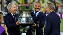 Senyum semringah pemilik bersama klub Inter Miami, David beckham (tengah), sambil memegang trofi setelah Inter Miami berhasil keluar sebagai juara di final Leagues Cup 2023 yang berlangsung di Geodis Park, Minggu (20/8/2023). Ini merupakan trofi pertama bagi Inter Miami sejak dibentuk pada lima tahun lalu. (AFP/Getty Images/Kevin C. Cox)