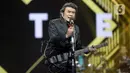 Penyanyi dangdut Rhoma Irama tampil pada acara HUT ke-28 Indosiar di Studio 6 EMTEK City, Jakarta, Rabu (11/1/2023). Rhoma Irama membawakan lagu berjudul "Butter" dari BTS dan duet bareng Menteri Pariwisata dan Ekonomi Kreatif Sandiaga Uno serta Gubernur Jawa Barat Ridwal Kamil saat membawakan lagu berjudul "275 Juta". (Fimela.com/Bambang E. Ros)