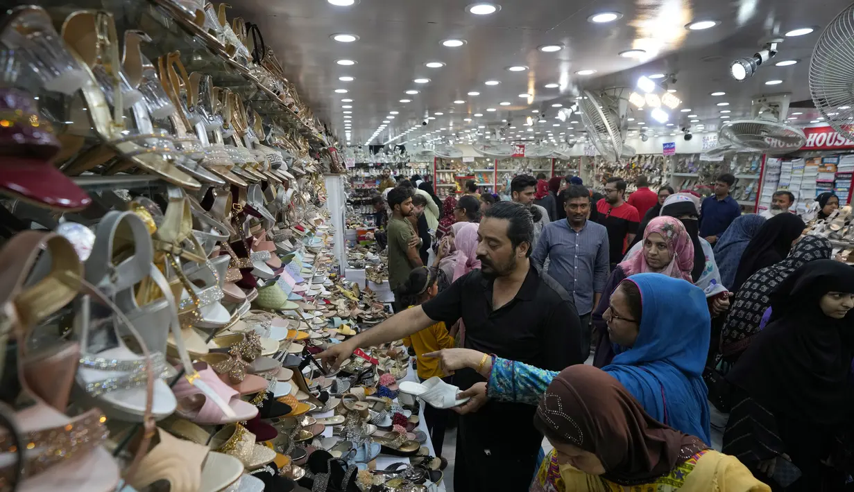 Warga Pakistan biasanya merayakan Idul Fitri selama empat hari. (AP Photo/Fareed Khan)
