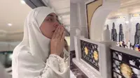 Potret Celine Evangelista Umrah, Suasana Penuh Haru di Tanah Suci