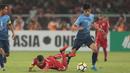 Pemain Persija Jakarta, Ismed Sofyan jatuh saat berebut bola dengan dua pemain JDT pada laga Piala AFC 2018 di Stadion Utama Gelora Bung Karno, Jakarta, Selasa (10/4/2018). Persija Jakarta menang 4-0.  (Bola.com/Nick Hanoatubun)