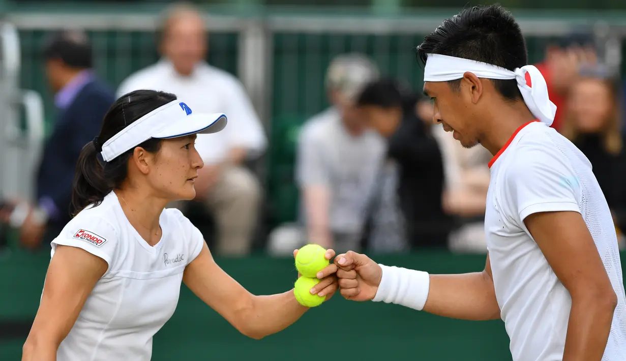 Petenis Indonesia Christopher Rungkat dan Shuko Aoyama dari Jepang saat menghadapi petenis Kroasia Nikola Mektic dan Alicja Rosolska dari Polandia pada putaran kedua ganda campuran Wimbledon 2019 di All England Lawn Tennis Club, Senin (8/7/2019). Christo/Aoyama kalah 5-7, 4-6. (GLYN KIRK/AFP)