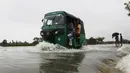 Kendaraan menerjang banjir yang merendam jalanan di Sunamganj, Bangladesh, Minggu (12/7/2020). Banjir di sejumlah wilayah Bangladesh telah memengaruhi kehidupan lebih dari 1,3 juta orang dan mengakibatkan puluhan ribu keluarga mengungsi. (Xinhua)