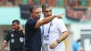 <p>Pelatih Persija Jakarta, Thomas Jens Uwe Doll memberikan instruksi dari pinggir lapangan saat pertandingan lanjutan pekan ke-25 BRI Liga 1 2022/2023 melawan Bhayangkara FC yang berlangsung di Stadion Wibawa Mukti, Cikarang, Jawa Barat, Kamis (16/2/2023). (Bola.com/Ikhwan Yanuar)</p>