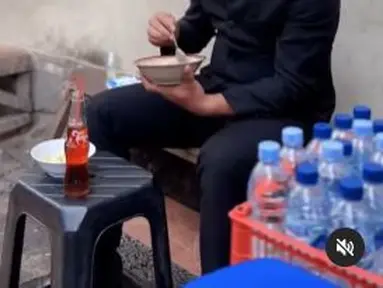 Ridwan Kamil, berjalan kaki bersama asistennya. Di pinggir jalan ia pun berhenti dan menikmati bubur ayam tanpa melepas jas hitam dan peci warna senada. (Foto: Instagram/@ridwankamil)