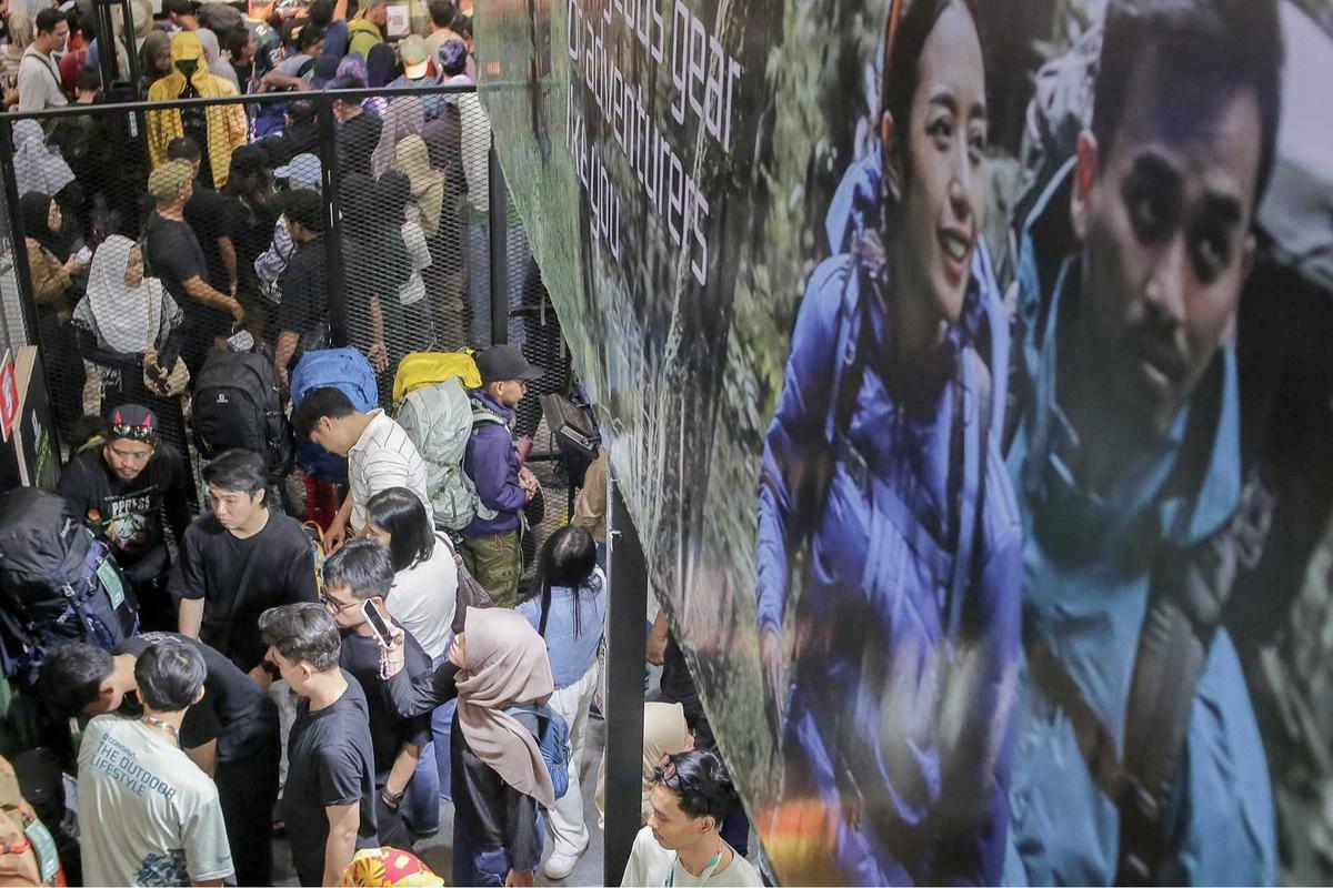 FOTO: Akhir Pekan, Pengunjung Berburu Perlengkapan Outdoor di Indofest 2025