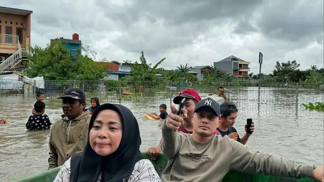 7 Potret Muzdalifah Ikut Suami Tinjau Banjir Tangerang, Bantu Evakuasi Bayi