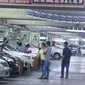 Sejumlah pengunjung melihat mobil bekas yang dijual di WTC Mangga Dua, Jakarta, Kamis (6/10). Pedagang mobil bekas di lokasi tersebut mengakui alami penurunan penjualan di bulan ini. (Liputan6.com/Angga Yuniar)