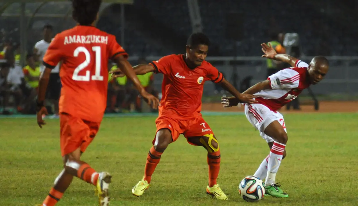 Ramdani Lestaluhu (Persija-tengah) berusaha merebut bola dari kaki Thulani Serero saat berlaga di Stadion GBK Jakarta, (11/5/2014). (Liputan6.com/Helmi Fithriansyah)