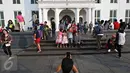 Warga berfoto di kawasan Kota Tua, Jakarta, Minggu (8/5). Meskipun libur panjang akan berakhir, Warga tetap memadati kawasan wisata Kota Tua. (Liputan6.com/Immanuel Antonius)