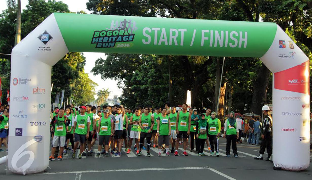 Para peserta bersiap di garis start untuk mengikuti Bogor Heritage Run 2016, Minggu (25/9). Pada edisi kedua penyelenggaraan kali ini, panitia berharap BHR bisa membangkitkan kesadaran masyarakat akan pelestarian kearifan lokal (Liputan6.com/Helmi Afandi)