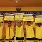 Sejumlah fungsionaris Generasi Muda Partai Golkar mengangkat pamflet usai memberi keterangan di Jakarta, Jumat (29/1/2016). GMPG mengapresiasi keputusan Menkumham yang memberi kepastian legal standing DPP Partai Golkar. (Liputan6.com/Helmi Fithriansyah)