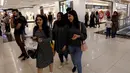 Pengunjung perempuan berbelanja di pusat perbelanjaan di Baghdad, Irak, 6 April 2019. (REUTERS/Khalid al-Mousily)