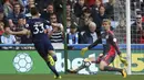 Gelandang Tottenham Hotspur, Ben Davies, mencetak gol ke gawang Huddersfield Town pada laga Premier League di Stadion The John Smith, Sabtu (30/9/2017). Tottenham Hotspur menang 4-0 atas Huddersfield Town. (AP/Nigel French)
