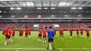 Para pemain Sevilla melakukan latihan jelang laga semifinal Liga Europa di Cologne, Jerman, Sabtu (15/8/2020). Sevilla akan berhadapan dengan Manchester United. (AP Photo/Martin Meissner)