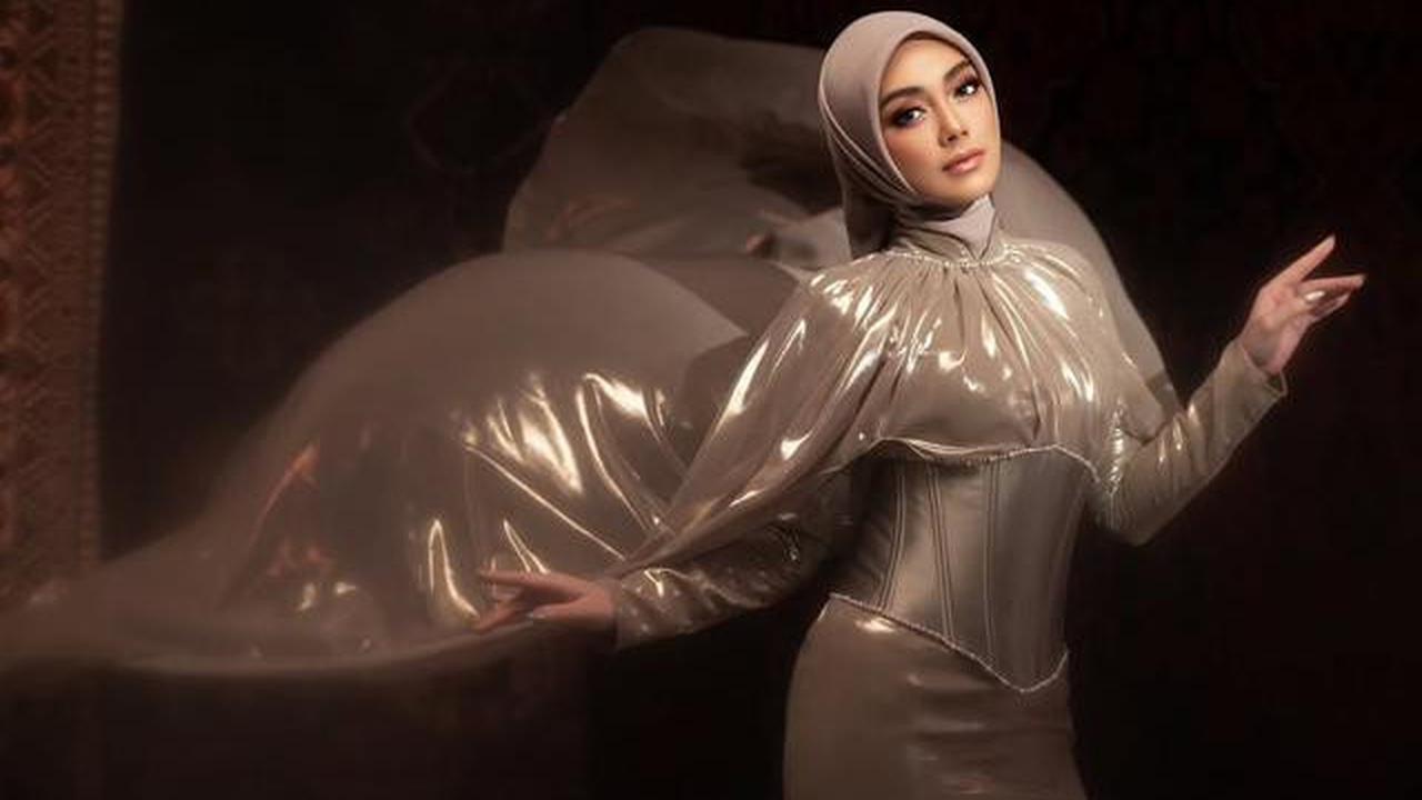8 Potret Celine Evangelista Pakai Gaun Cape Elegan, Tampil Anggun dalam Balutan Hijab yang Menawan