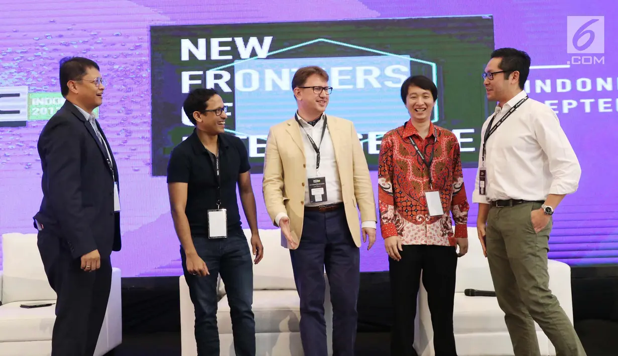 CEO & Founder Go Jek Nadiem Makarim, Head Of Digital Banking Bank BTPN Peterjan Van Nieuwenhuizen, CEO Bitcoin Indonesia Oscar Darmawan, dan President Comissioner Kartuku Niki Luhur berbincang di GMIC 2017, Tangsel, (25/9). (Liputan6.com/Angga Yuniar)