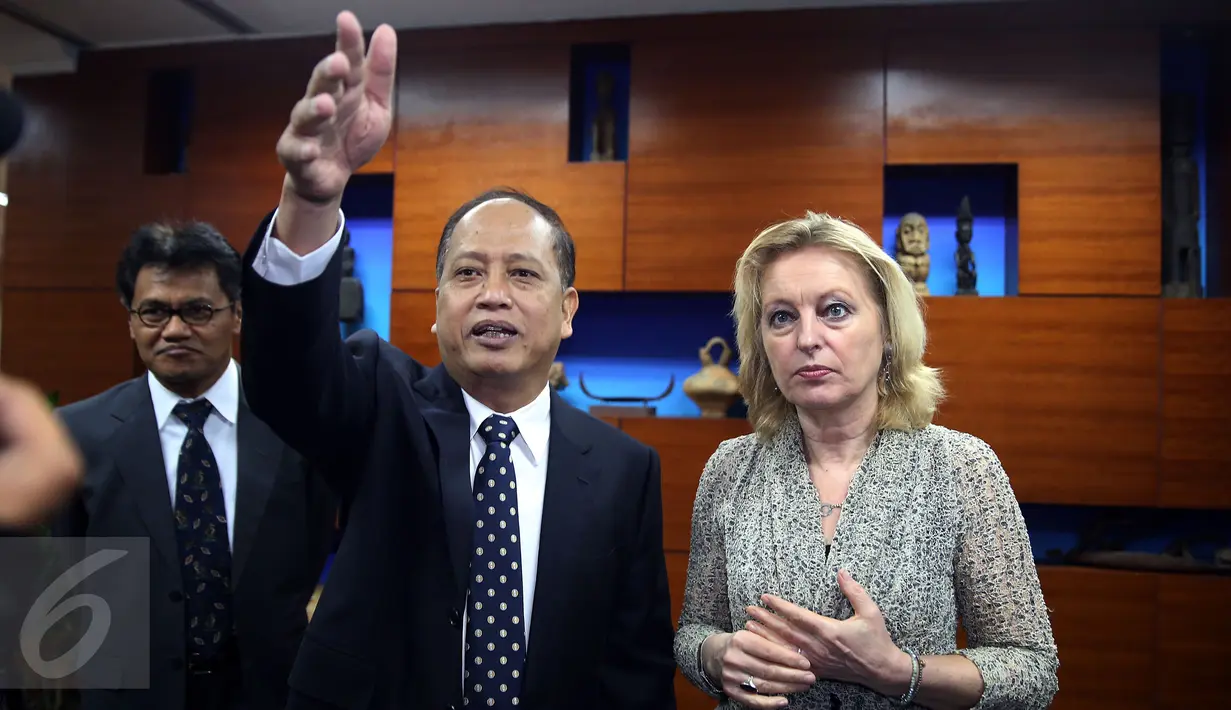 Menristekdikti Mohamad Nasir dan Mendikbud Mariette (Jet) Bussemaker usai menandatangani road map kerjasama di Jakarta, Senin (13/2). Kerjasama tersebut meliputi langkah kedua negara yang tengah mempersiapkan SDM berkualitas. (Liputan6.com/Johan Tallo)