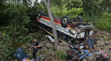 Sebuah bus terlihat setelah jatuh di jalan raya Pan-Amerika di Condega, Nikaragua (28/7/2022). Polisi melaporkan pada Kamis (28/7) Kecelakaan lalu lintas yang terjadi di jalan raya di Nikaragua utara menyebabkan 16 orang tewas, termasuk 13 orang Venezuela, mungkin migran, selain 47 terluka. (AFP Photo/ Oswaldo Rivas)