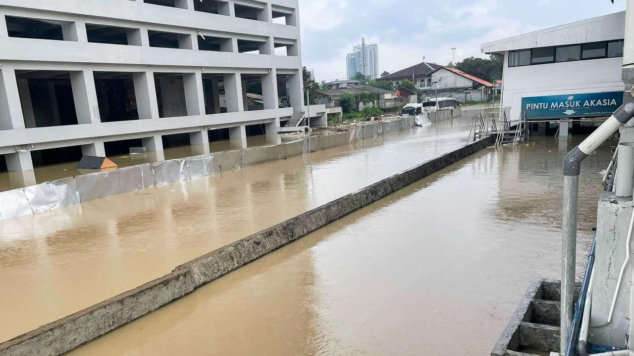FOTO: Kondisi Mega Mall Bekasi Terendam Banjir 2 Meter, Aktivitas Perdagangan Lumpuh