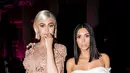 Nah, Kylie dan Kim menggunakan style yang berbeda di Met Gala 2017. Kamu lebih suka mana? (KEVIN TACHMAN/VOGUE/REX/SHUTTERS/HollywoodLife)