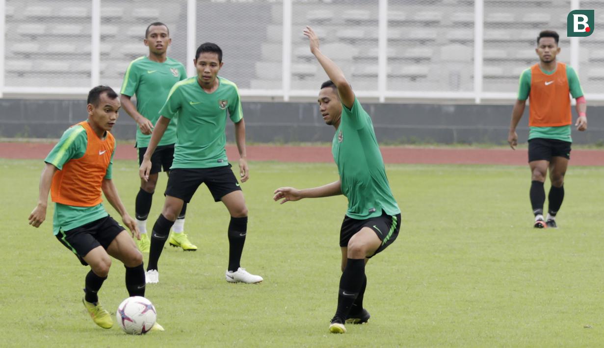 Pemain Timnas Indonesia, Riko Simanjuntak, berusaha melewati Ricky Fajrin saat latihan di Stadion Madya Senayan, Jakarta, Rabu (21/11). Latihan ini persiapan jelang laga Piala AFF 2018 melawan Filipina. (Bola.com/M. Iqbal Ichsan)