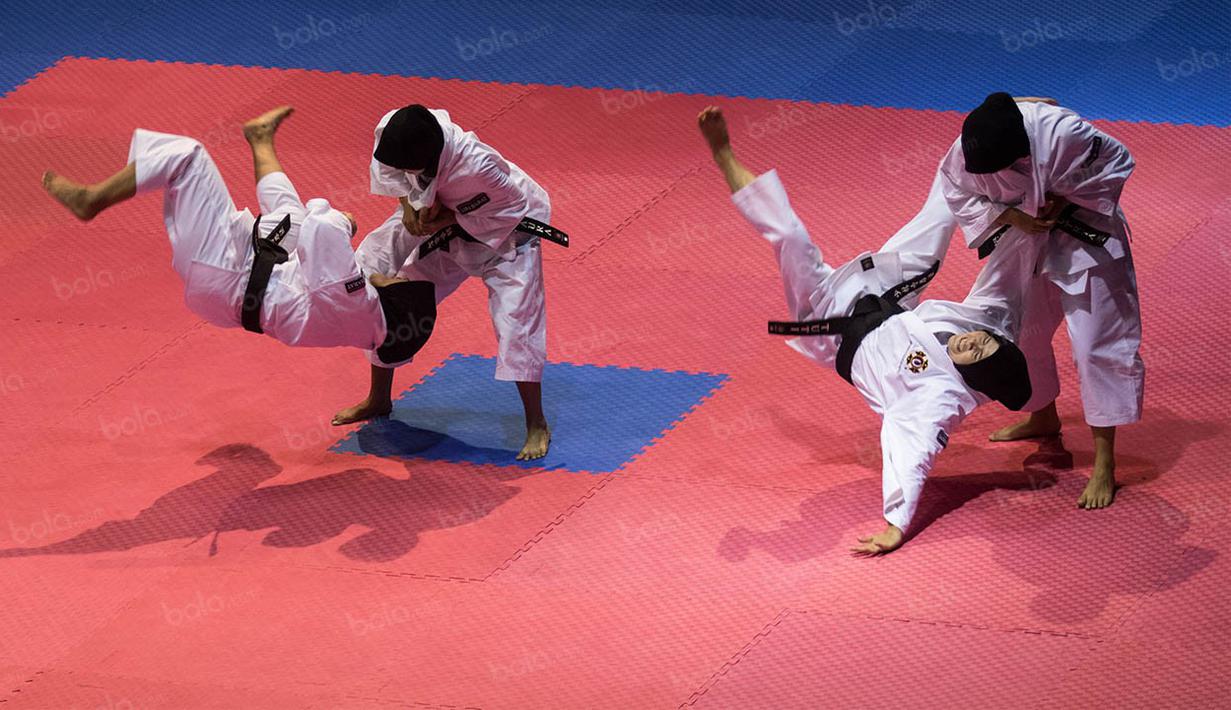 Penampilan tim kempo beregu putri Jawa Barat pada kelas embu. Bantingan merupakan ciri khas dari beladiri kempo. (Bola.com/Vitalis Yogi Trisna)