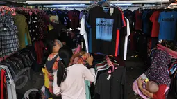 Pengunjung tampak mendatangi salah satu stan pakaian di arena Pekan Raya Jakarta (PRJ), Senayan, Jakarta, Selasa (2/6/2015). PRJ Senayan yang diikuti oleh 800 UKM tersebut dibuka dari 30 Mei-5 Juni mendatang. (Liputan6.com/Johan Tallo)  