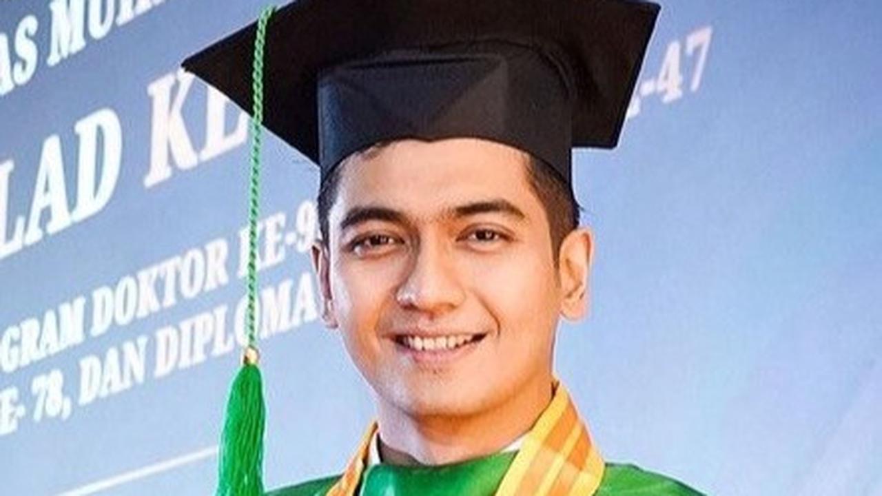 Tak Ditemani Istri, Ini Momen Wisuda S2 Teuku Ryan yang Jadi Sorotan