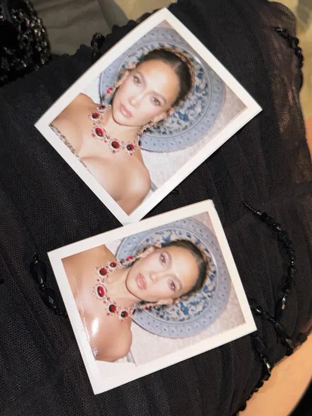Gaya Jennifer Lopez di Dolce & Gabbana Alta Sartoria 2026, Bak Etalase Berjalan dengan Gaun Penuh Permata