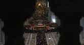Orang-orang mengantre untuk memberi penghormatan terakhir saat mendiang Paus Fransiskus disemayamkan di Basilika Santo Petrus di Vatikan, pada 25 April 2025. (Tiziana FABI/AFP)