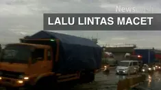  Hujan lebat yang mengguyur wilayah Jakarta sejak Jumat malam hingga Sabtu pagi menyebabkan genangan di sejumlah jalan, dan berimbas kemacetan.
