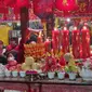 Warga Tionghoa di Tempat Ibadah Tri Dharma (TITD) Kwan Sing Bio Tuban sembahyang  menyambut Imlek (Ahmad Adirin/Liputan6.com)