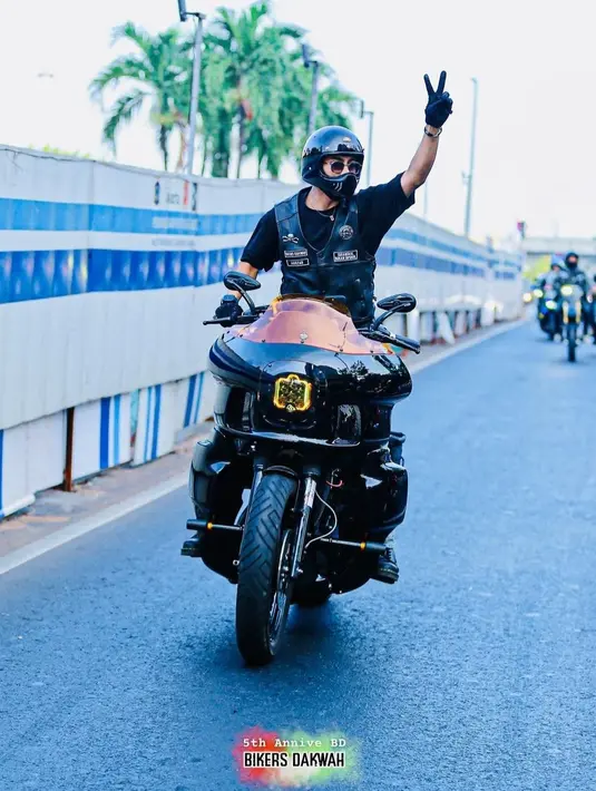 Wajah tampan Abidzar Al Ghifari pun tak luput dari sorotan netizen. Mereka menyebut adik Adiba ini semakin ganteng ketika sedang membawa moge