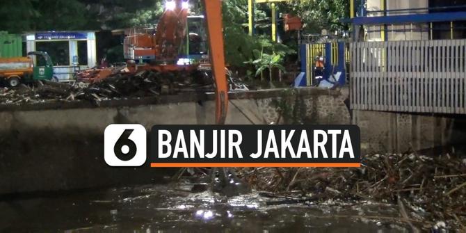 VIDEO: Antisipasi Banjir Jakarta, Sampah Pintu Air Manggarai Dibersihkan