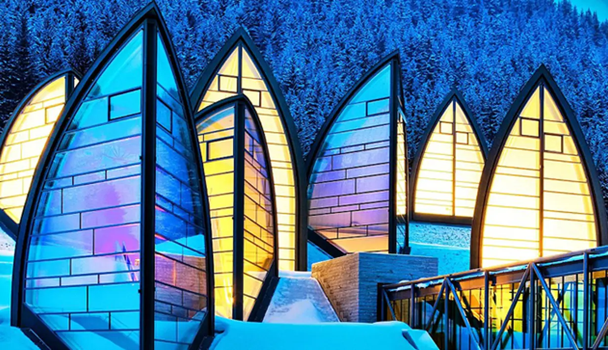 Tschuggen Grand Hotel di Switzerland merupakan penginapan dengan bangunan yang sangat unik, dimana Atapnya memiliki serangkaian segmen berwarna yang menonjol terhadap karpet putih salju. hotel ini memiliki 130 kamar dan lima restoran. (Dailymail)