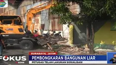 Demi mengembalikan fungsi jalan raya dan normalisasi saluran air, puluhan bangunan liar yang berdiri di fasilitas umum, dibongkar petugas gabungan.
