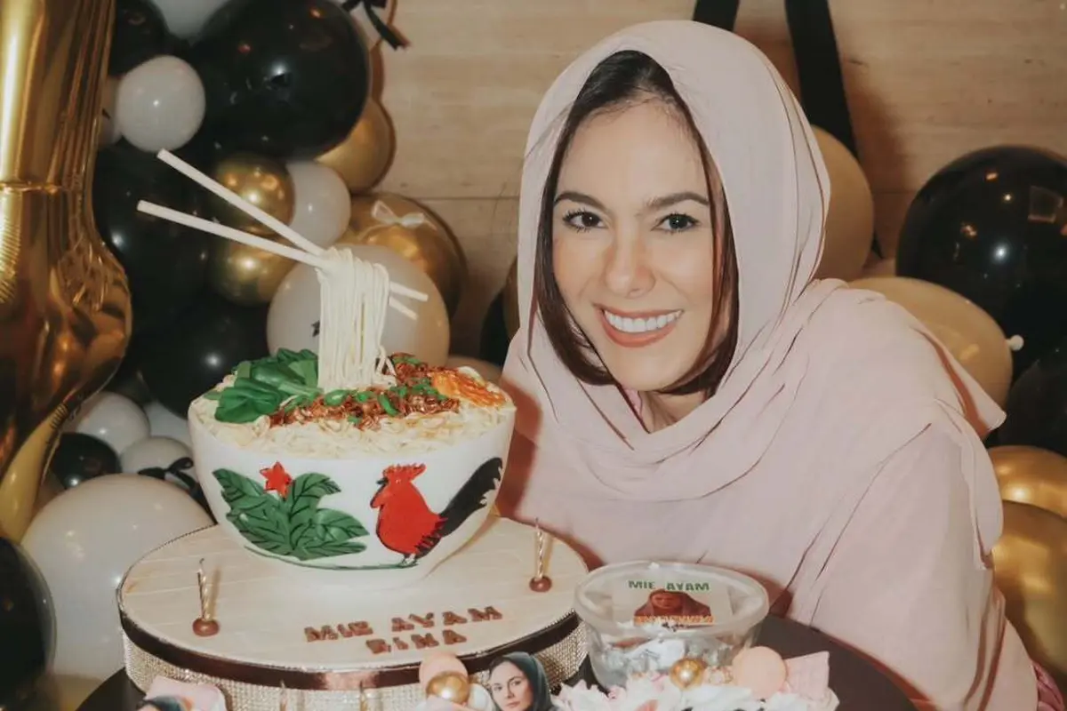 Gaya Wulan Guritno Jadi “Ibu Norma Risma” di Ultah ke-44, Shalom Razade dan Para Tamu Kompak Pakai Kerudung