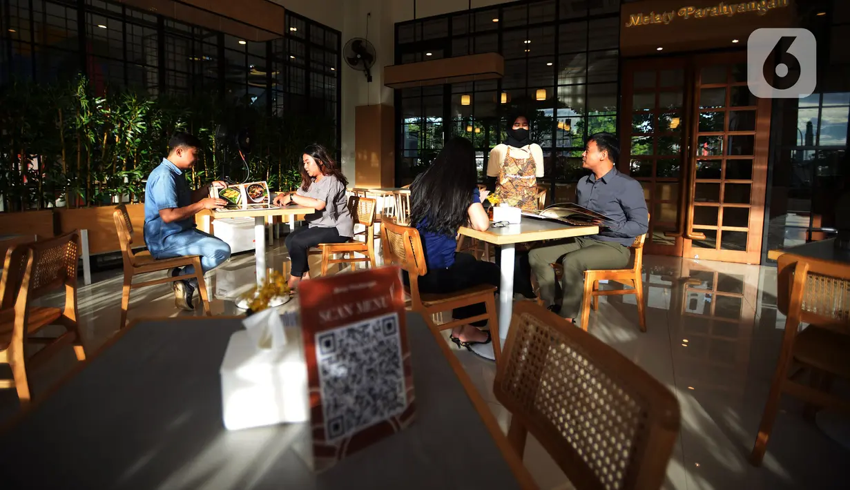 Pengunjung memesan makanan di Synthesis Huis, Jakarta, Selasa (22/11/2022). Synthesis Huis menjadi destinasi wisata kuliner sambil nonton bareng Piala Dunia 2022. (merdeka.com/Imam Buhori)