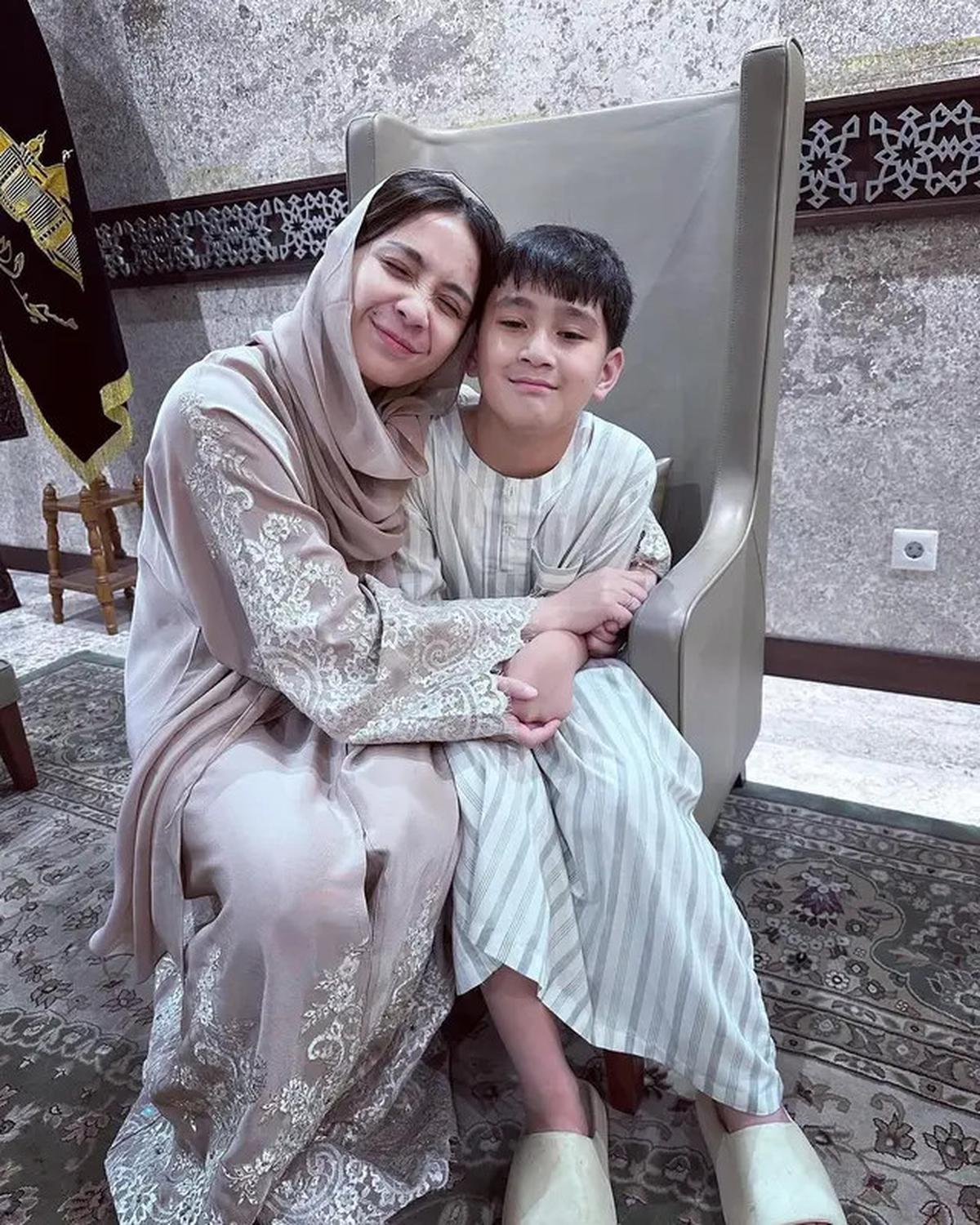 6 Potret Raffi Ahmad Itikaf di Masjid Istiqlal Ajak Nagita dan Rafathar, Bertemu Menteri Agama
