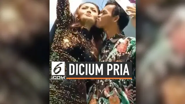 Sebuah video beredar di media sosial, di mana Siti Badriah dicium seorang pria di atas panggung. Menyadari dirinya telah dicium, begini reaksi Siti Badriah.