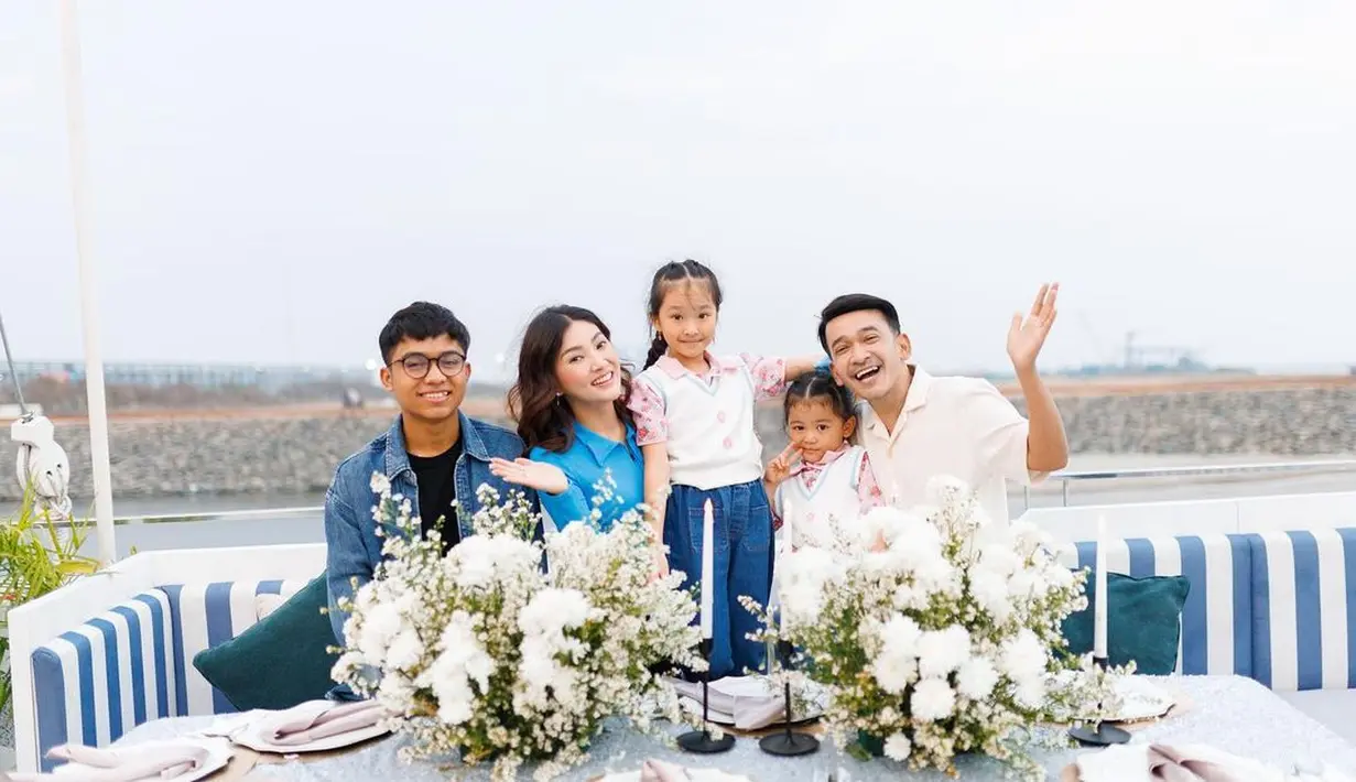 Tak hanya berdua, Ruben dan Sarwendah turut serta mengajak  tiga anak mereka. Ada Betrand, Thalia, dan Thania.  [@ruben_onsu]