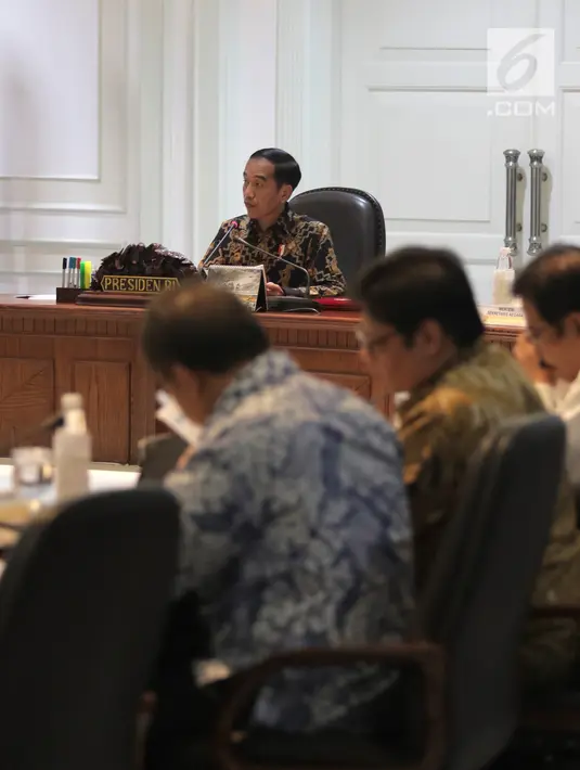Presiden Joko Widodo memimpin Rapat Terbatas Evaluasi Proyek Strategis Nasional di Kantor Presiden, Jakarta, Senin (16/4). Jokowi mengatakan proyek strategis nasional yang mulai dikerjakan pada 2018 agar segera dieksekusi. (Liputan6.com/Angga Yuniar)
