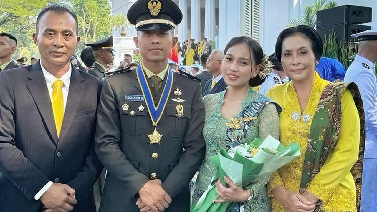 Dia terlihat gagah mengenakan Pakaian Dinas Upacara (PDU) dengan kalung bintang Adhi Makayasa.