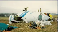 Kurang dari 40 menit setelah mengudara, Boeing 747-121 meledak di langit Lockerbie, Skotlandia. 