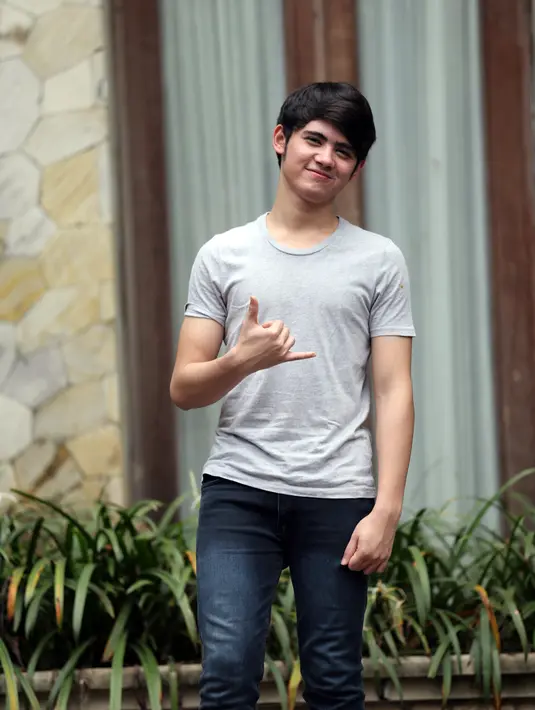 "Syuting udah istirahat kan, sekarang lebih ke musik yah. Masih butuh istirahat buat akting. Istirahat lebih penting sih dari semuanya," kata Aliando di kawasan Ciganjur, Jakarta Selatan. (Adrian Putra/Bintang.com)