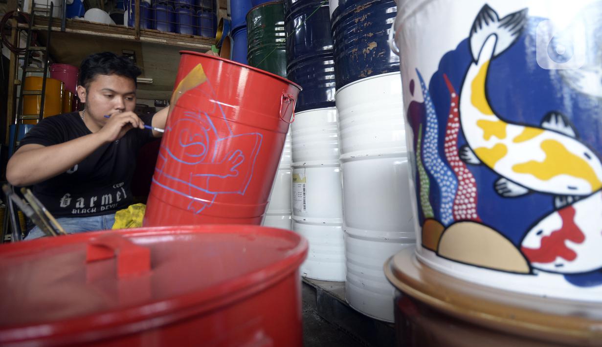 Foto Mengintip Pembuatan Tong Sampah Bergambar Tokoh Kartun Bisnis Liputan6 Com