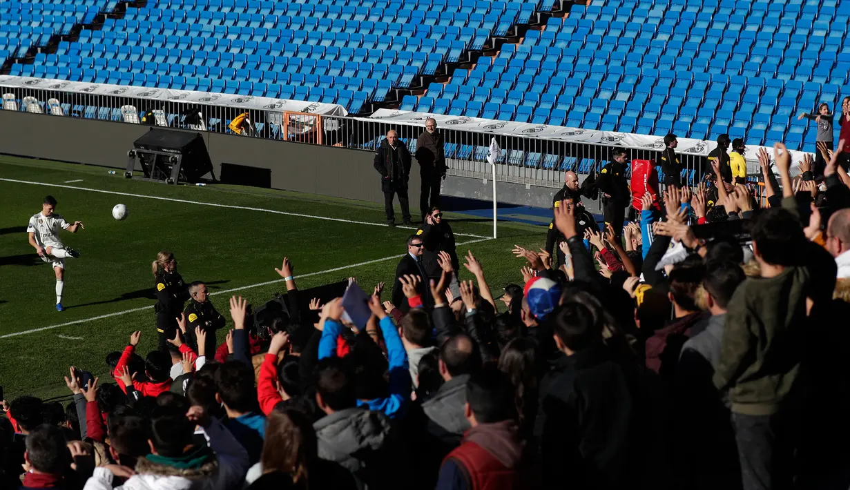Brahim Diaz menendang bola disaksikan fans Real Madrid saat perkenalan dirinya  di stadion Santiago Bernabeu  (7/1). Diaz bakal memakai nomor punggung 21 yang sebelumnya digunakan oleh pelatih Real Madrid, Santiago Solari. (AP Photo/Manu Fernandez)