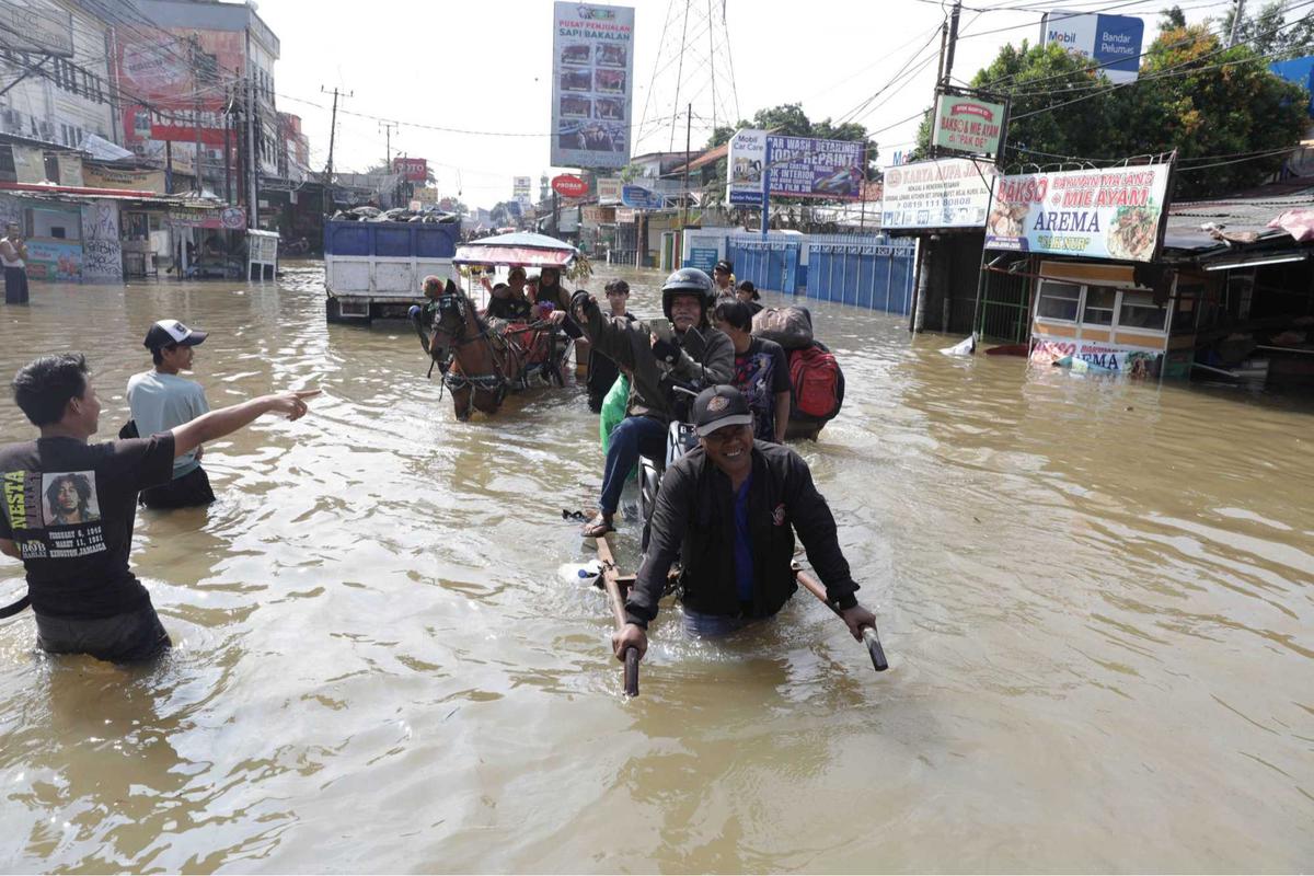 Kondisi akses Jakarta-Tangerang terputus akibat luapan Kali Angke